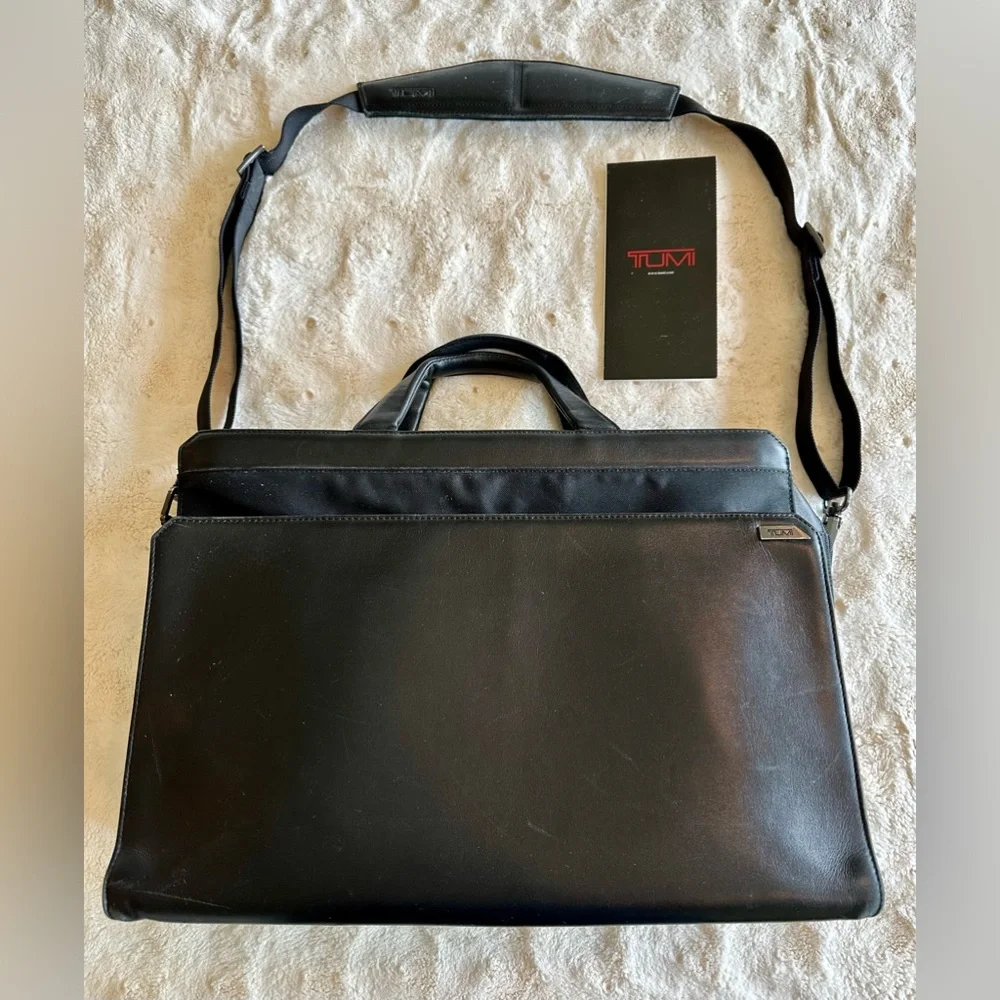 Tumi Large Black Leather laptop briefcase. Vntg. I owned since 2000. Preowned